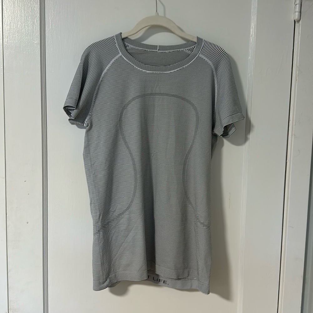 Tshirt- like new black and white stripes